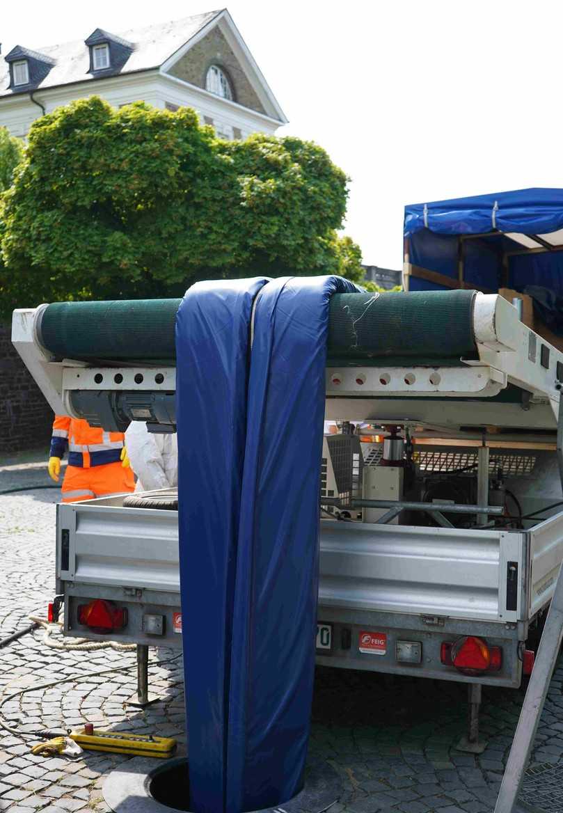 Einbringen des Schlauchliners über ein Förderband | Foto: Katec Kanaltechnik