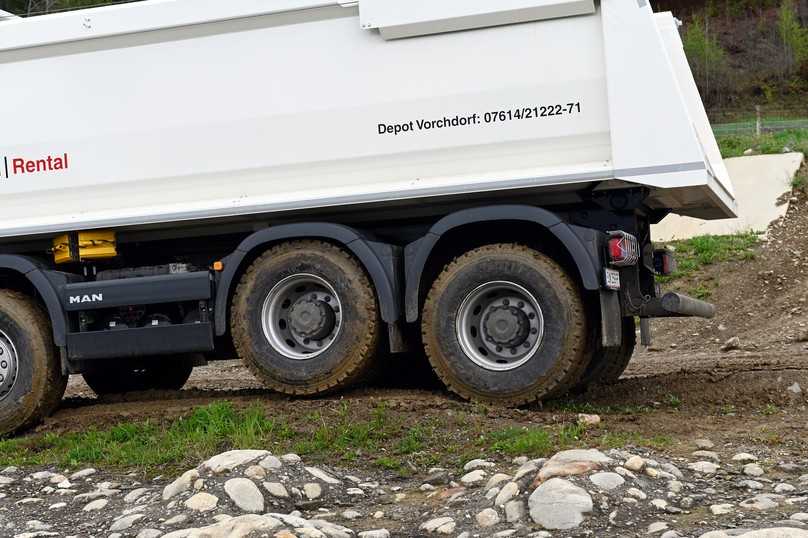 Die klassischen Stahlfedern am weißen TGS 8x4 verrichten im harten Einsatz souverän ihre Arbeit, machen aber mehr Lärm. | Foto: QUATEX