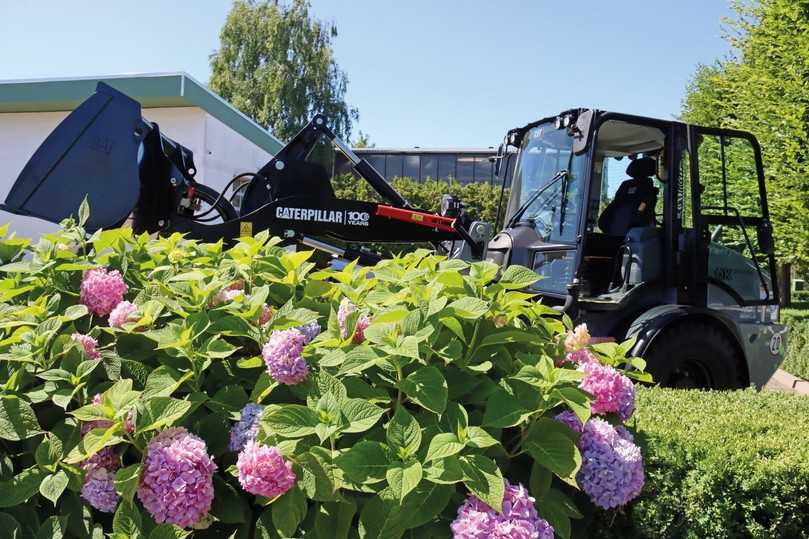 Mit der Sonderedition wurde der Maschinenpark des Berliner GaLaBau-Unternehmens Otto Kittel auf über 60 Cat-Baumaschinen aufgestockt. | Foto: Zeppelin Mit der Sonderedition wurde der Maschinenpark des Berliner GaLaBau-Unternehmens Otto Kittel auf über 60 Cat-Baumaschinen aufgestockt. | Foto: Zeppelin