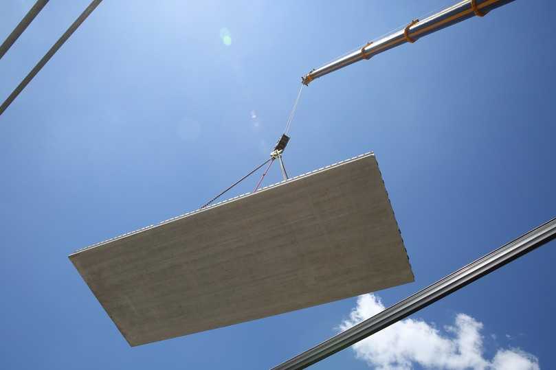 Decken, Wände und Treppen kommen fertig auf die Baustelle. | Foto: Dennert Decken, Wände und Treppen kommen fertig auf die Baustelle. | Foto: Dennert