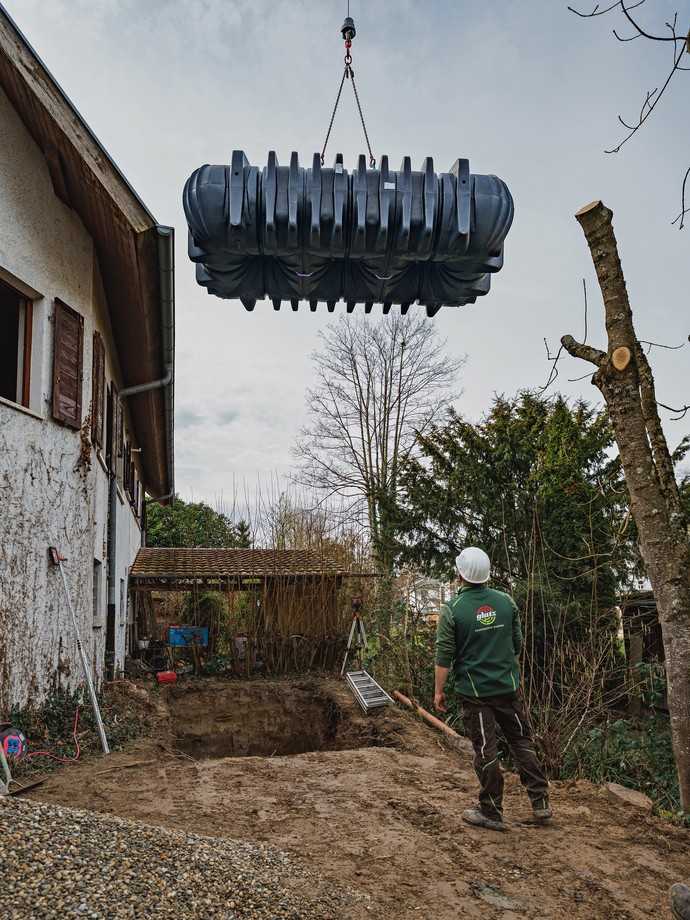 Der Graf Flachtank Platin wurde mit einem Kran vom Lkw in die Grube gehoben. | Foto: Graf