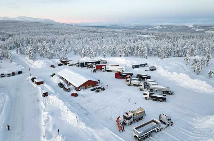 Insgesamt 25 Scania-Modelle treten in Norwegen zum Winter Drive auf dem Flugplatz von Trysil an. | Foto: Scania CV AB