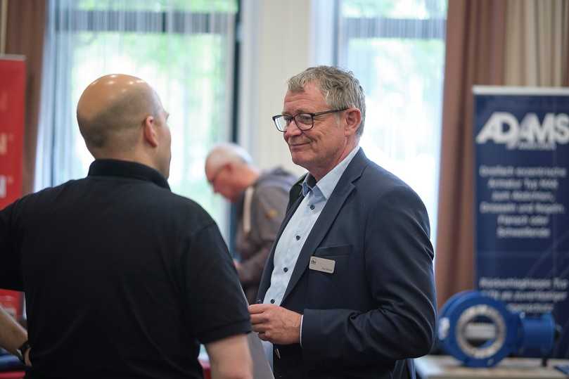 „Was wir hier erleben, ist echter Austausch. Das begeistert sowohl die Netzmeister als auch die Industrie“, sagt Kurt Rhode (r.), der im Berufsförderungswerk des Rohrleitungsbauverbandes (brbv GmbH) die Netzmeister-Ausbildung verantwortet. | Foto: rbv „Was wir hier erleben, ist echter Austausch. Das begeistert sowohl die Netzmeister als auch die Industrie“, sagt Kurt Rhode (r.), der im Berufsförderungswerk des Rohrleitungsbauverbandes (brbv GmbH) die Netzmeister-Ausbildung verantwortet. | Foto: rbv
