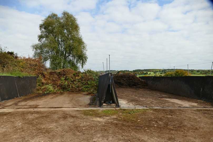 Eine dezentrale gemeindeeigene Kleinkompostieranlage, die in einem alten Fahrsilo in Betrieb genommen wurde. | Foto: Dittmer/LWG