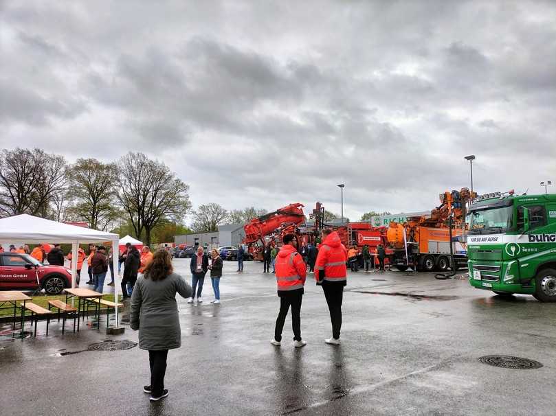 Die Gäste ließen sich trotz norddeutscher Wetterlage die Fachstände im Freien nicht entgehen. | Foto: B_I/Stärck