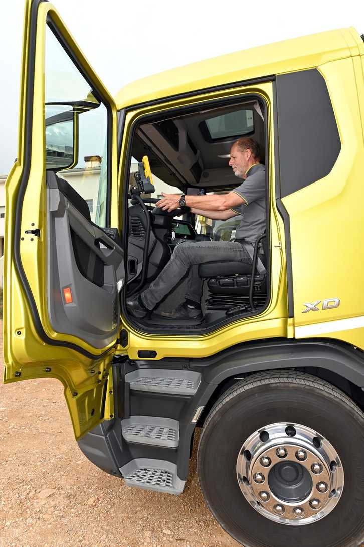 Niedriger Einstieg, hochwertiger Fahrersitz und weit verstellbares Lenkrad erleichtern den Trucker-Alltag im neuen DAF XD. | Foto: QUATEX