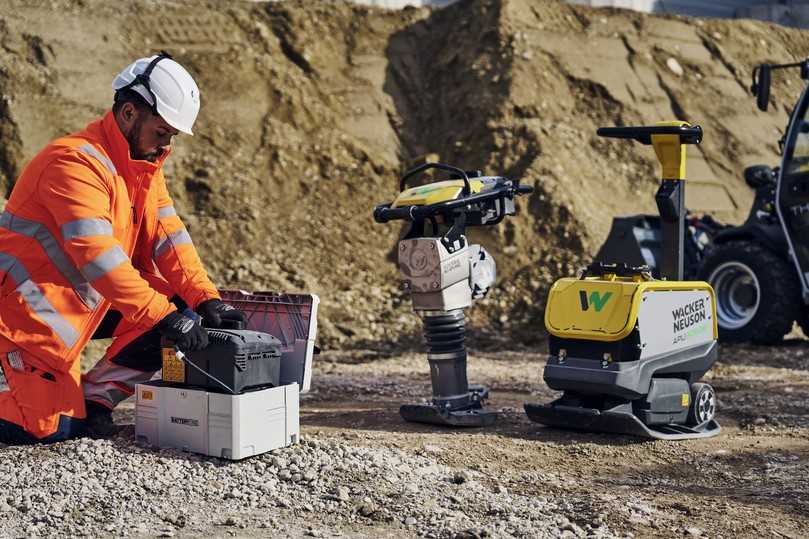 Ein und denselben Akku für verschiedene Baugeräte verwenden - das geht mit dem "Battery One"-Akku von Wacker Neuson. Auch andere Hersteller nutzen diesen einheitlichen Akku. | Foto: Wacker Neuson