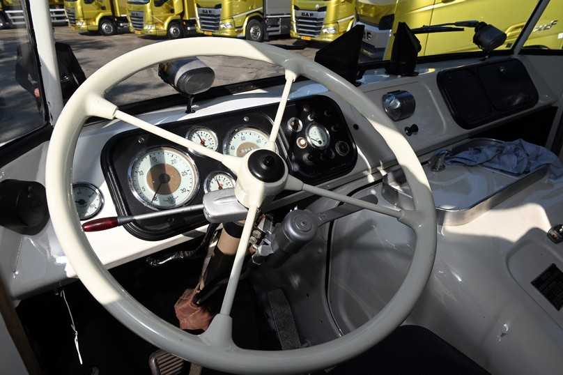 Kikker-DAF Cockpit: Im Oldie sind die Rundinstrumente am richtigen Platz und gut ablesbar. Die Lenkung hat schon Servounterstützung. | Foto: QUATEX