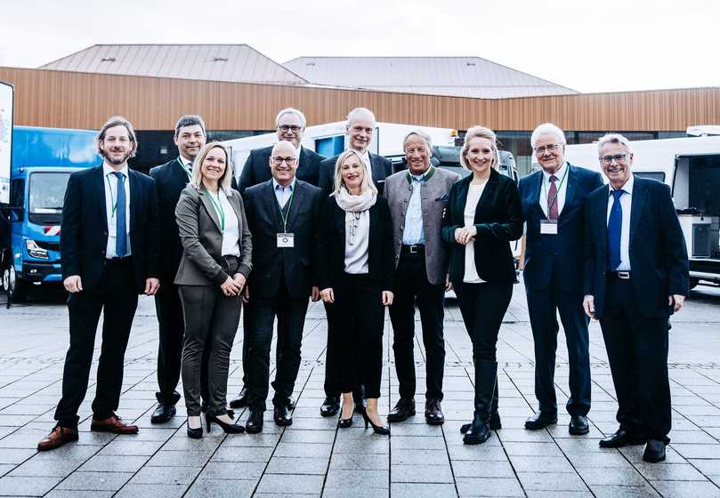 Veranstalter und Referenten vor der Inselhalle (v.l.): Tobias Jöckel, Daniel Wittmann, Sonja Jöckel, Dr. Christian Falk (vorne), Prof. Karsten Kerres (hinten), Cornelia Jöckel-Tschada, Prof. Karsten Körkemeyer, Prof. F. Wolfgang Günthert, Oberbürgermeisterin Dr. Claudia Alfons, Prof. Max Dohmann, Ulrich Jöckel. | Foto: Frederick Sams | Lindau Tourismus & Kongress GmbH