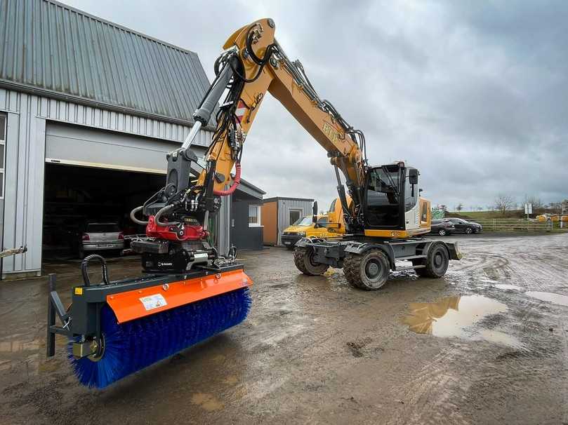 Tuchel KM750: Sorgt an Baggern ab etwa acht Tonnen Einsatzgewicht für Sauberkeit auf der Baustelle oder auf Höfen. | Foto: Tuchel Maschinenbau GmbH