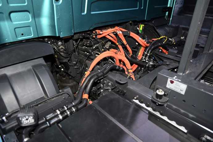 Volvo FH Low Entry: Die Leistungselektronik samt einiger Hochvolt-Kabel schaut hinter der um 50 cm nach vorn verlagerten Kabine hervor. | Foto: QUATEX