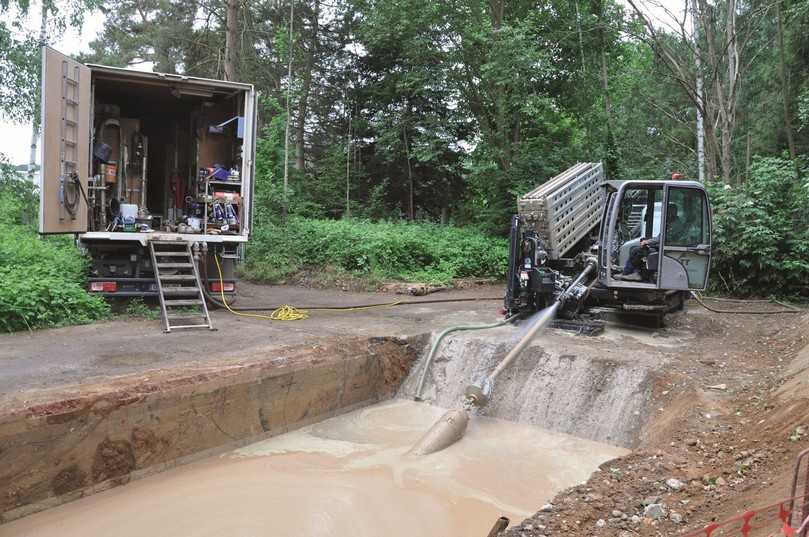 Aufweitung der Pilotbohrung mit gleichzeitigem Einzug der Rohrleitung DA 225 in die Startgrube mitten im Wald am Flussufer. Der komplexe Untergrund machte ca. 90 m3 Bohrspülung erforderlich. | Foto: Tracto-Technik