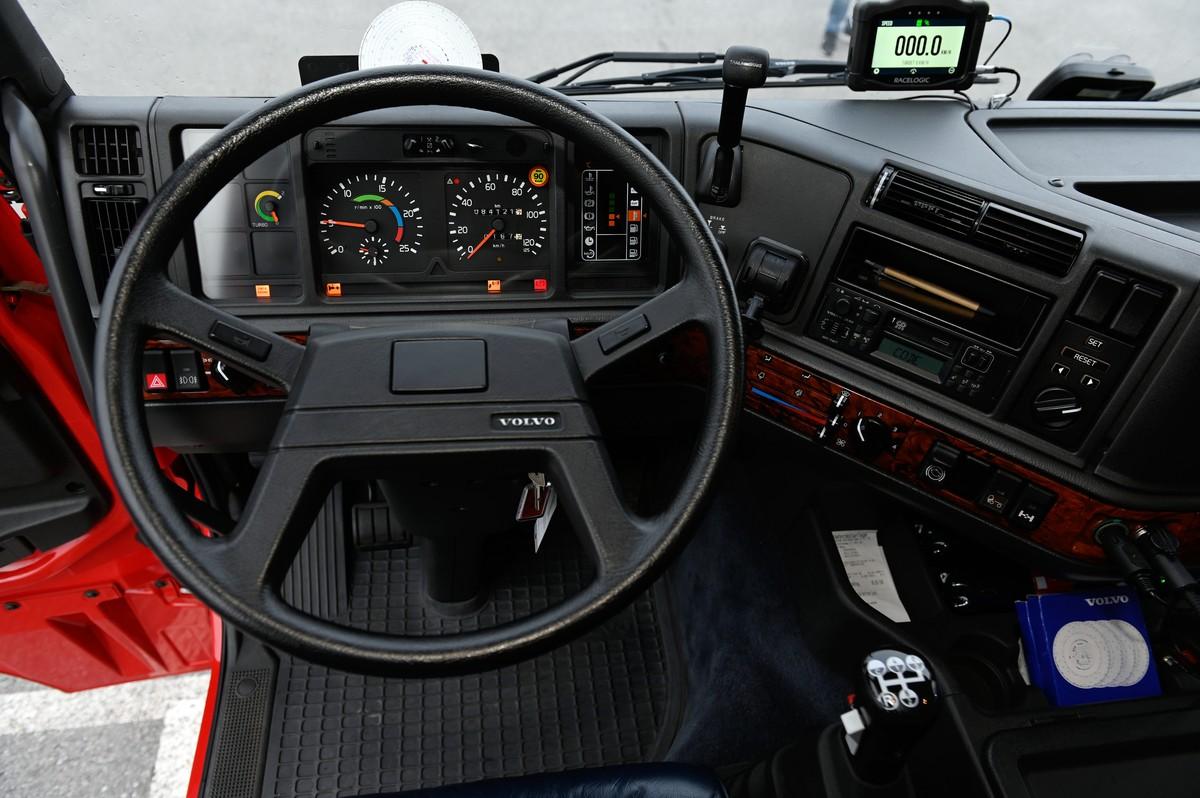 Analoge Rundinstrumente beherrschen das Fahrerdisplay im FH16 Classic. Der Fahrtenschreiber noch mit Tachoscheibe. | Foto: Quatex