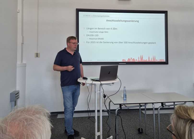 Martin Greggersen veranschaulichte, mit welchen Herausforderungen Kanalsanierung in Lübeck mit den Besonderheiten des Kanalnetzes und den Überresten der historischen Vergangenheit im Baugrund verbunden ist. | Foto: bv Martin Greggersen veranschaulichte, mit welchen Herausforderungen Kanalsanierung in Lübeck mit den Besonderheiten des Kanalnetzes und den Überresten der historischen Vergangenheit im Baugrund verbunden ist. | Foto: bv