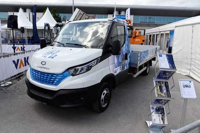 Der Augsburger Fahrzeugbauer Quantron kam mit E-Müllsammler auf Econic-Basis und Q-Light Daily FCEV mit Brennstoffzelle für 4,2 t Gesamtgewicht zur IFAT. | Foto: Quantron