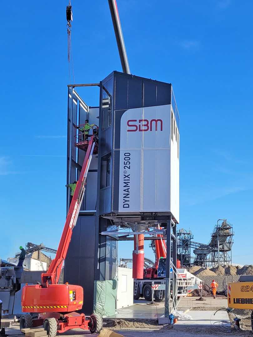 Die Einhausung besteht aus leichten Lichtbandpaneelen: Das Kunststoff-Sandwichmaterial ist UV-beständig und bietet sehr hohe Dämmwerte (U-Wert: 1,1 W/m²·K). | Foto: SBM Mineral Processing, Happy Beton