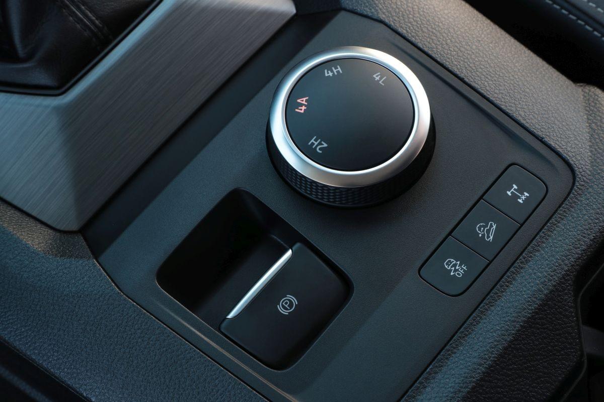 Mittels Drehschalter in der Mittelkonsole wechselt der Fahrer die Allradeinstellungen. Für wichtige Offroad-Funktionen gibt es zusätzliche Tastschalter. | Foto: Volkswagen