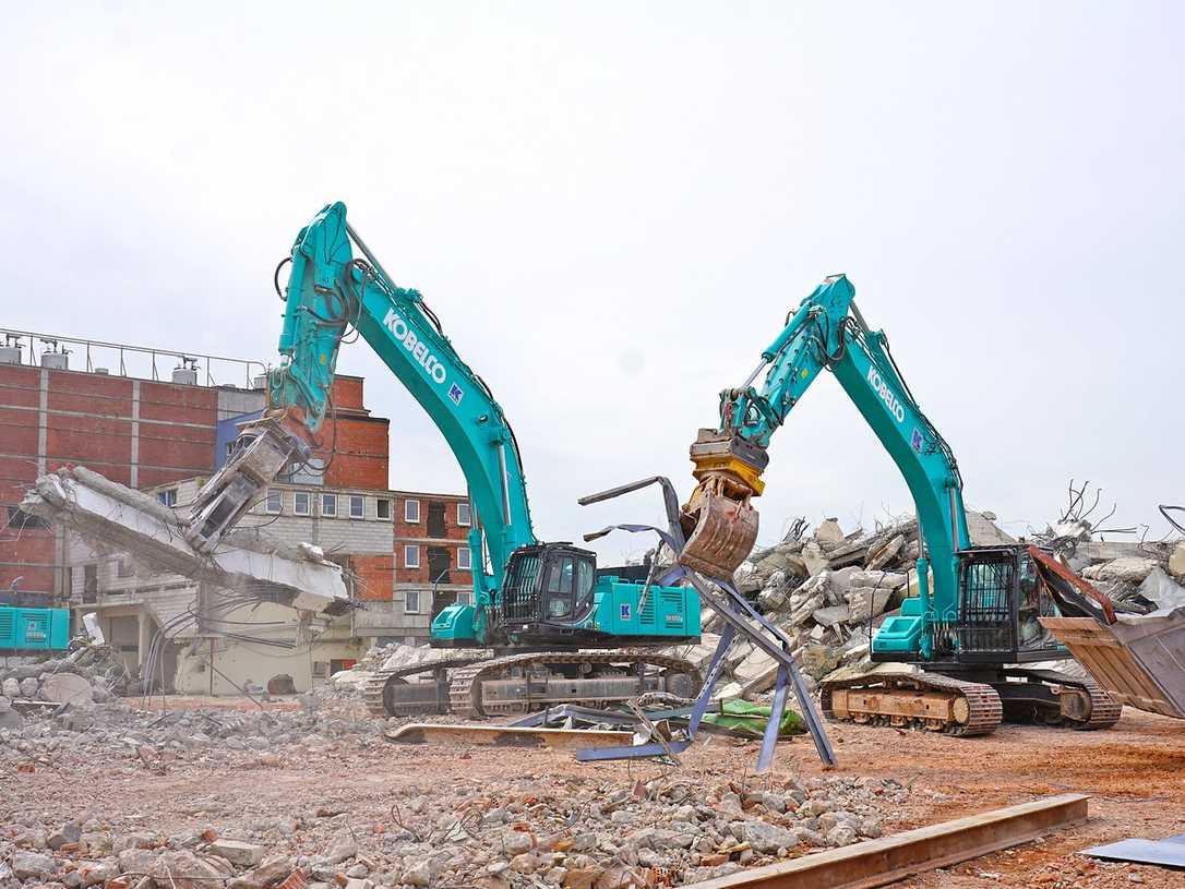 Kobelco-Bagger von EMB bei Abbruch der Karl-Gruppe in Deggendorf