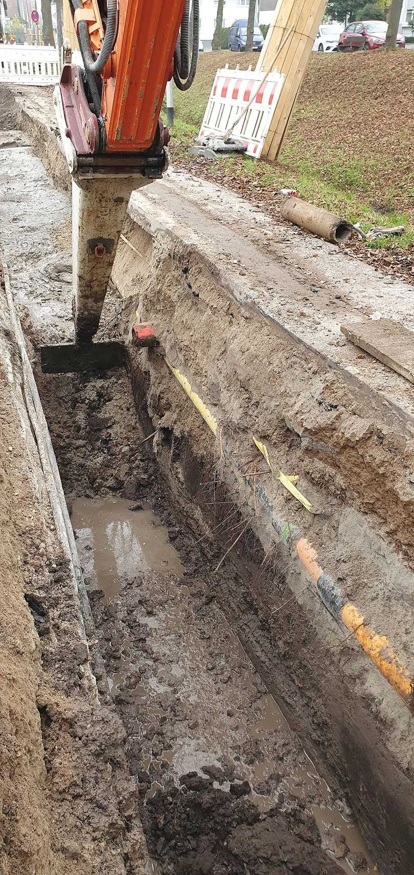 Stellenweise werden die Arbeiten in Niederbühl durch anstehendes Grundwasser erschwert. Auf insgesamt 480 m erfolgte die Grabenverfüllung mit Flüssigboden. | Foto: Reif Bauunternehmung GmbH & Co. KG