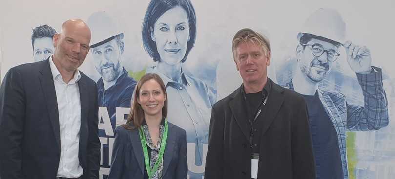 Im Gespräch (v.l.n.r.): Olaf Wolf (Geschäftsführer der Sievert Baustoffe), Ann-Kathrin Evers (Kommunikationsmanagerin Sievert SE), Bernd Hinrichs (Chefredakteur B_I galabau) | Foto: Tubag