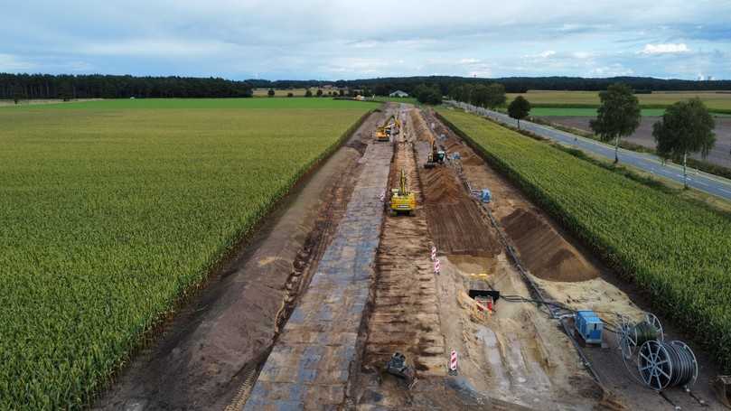 Tiefbauarbeiten in der offenen Bauweise: teils bereits mit Flüssigboden verfüllt und durch Erdaushub zurückgebaut | Foto: Egeplast