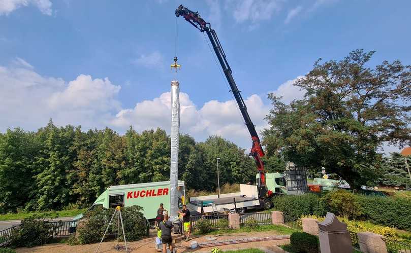 Der Liner wird mit dem Lkw-Kranfahrzeug in den Schacht eingebracht. | Foto: Kuchler GmbH