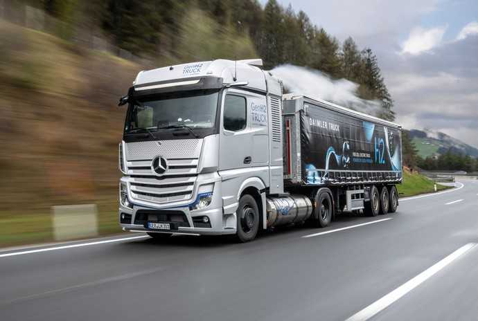 Bergauf unter Volllast muss die Brennstoffzelle im GenH2 Truck tüchtig ackern und stößt sichtbar Wasserdampf aus. | Foto: Daimler Truck AG