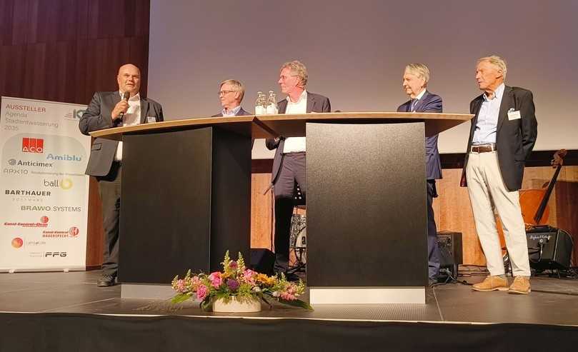 Langjährige Wegbegleiter des IKT beschrieben die Entwicklung des Instituts und erzählten einige Anekdoten: V.l.: Martin Liebscher (IKT), Henning Werker (StEB Köln), Artur zu Eulenburg (B_I umweltbau, Moderator), Dr. Claus-Michael Müller (MC-Bauchemie), Prof. Dr. F. Wolfgang Günthert (Universität der Bundeswehr München). | Foto: B_I/Valdix