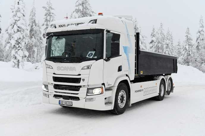 Der elektrische Scania BEV 25 P mit Hakenlift und Abrollcontainer ist für die innerstätische Entsorgung wie gemacht. | Foto: Quatex