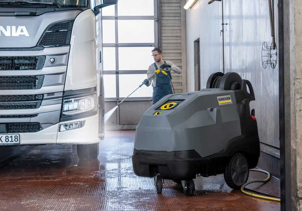 Neue Kärcher Reinigungsgeräte für Baumaschinen, Fahrzeuge und Bodenflächen