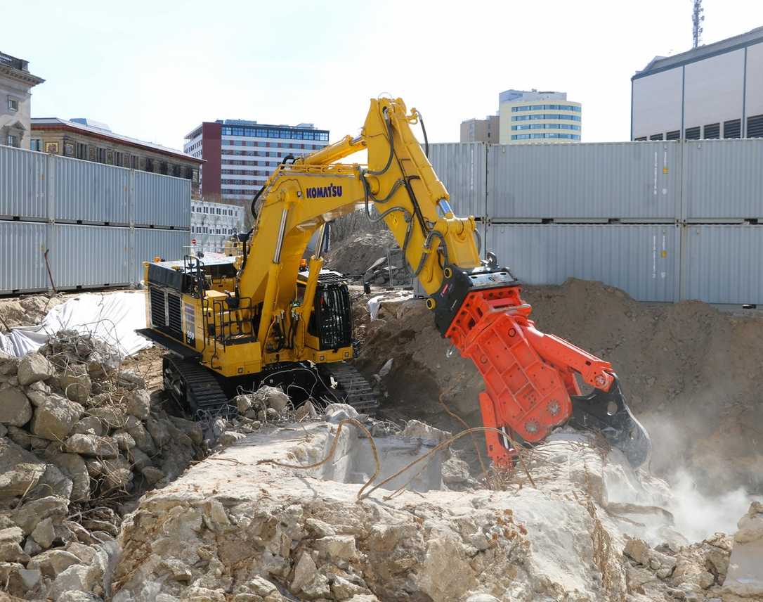 Komatsu-Abbruchbagger PC 950 LC-11 bricht Bunker für SDL-Citybaumanagement Berlin ab