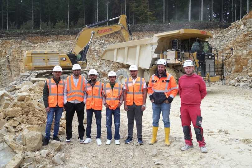 Christian Rebmann, Bereichsleiter STORZ Baustoffe, und Werkleiter Matthias Kohli (r.) zeigen den indischen Azubis das Storz-Schotterwerk Neuhausen ob Eck. | Foto: STORZ/Beck