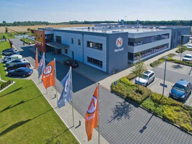 2011 wurde die Firmenzentrale im Industriegebiet „Heppenser Groden“ in Wilhelmshaven eingeweiht. | Foto: Nietiedt-Gruppe