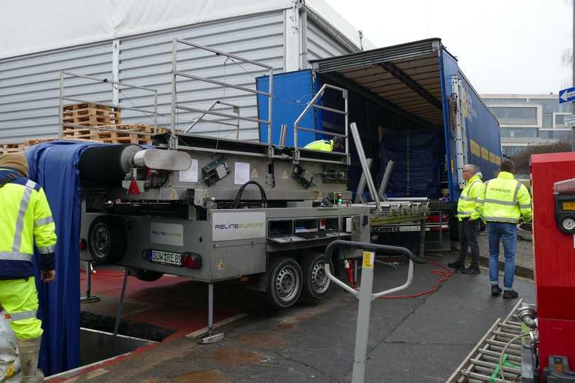 Organisation auf engstem Raum: Direkt vom Lkw über das Förderband in das Kopfloch. | Foto: Erles