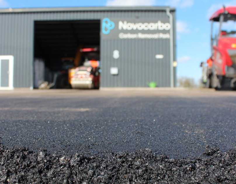 Einbautest bei Novocarbo: Nur 3 Prozent Pflanzenkohle im Asphalt machen für das Klima einen großen Unterschied – und den Asphalt potenziell besser. | Foto: Novocarbo