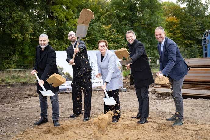 Spatenstich für die Woodscraper (v.l.): Jörg Finkbeiner, Partner und Partner Architektur, Sven Schmittbüttner, Krebs Projektentwicklung, Klara Geywitz, Bundesministerin für Wohnen, Stadtentwicklung und Bauwesen, Dennis Weilmann, Oberbürgermeister der Stadt Wolfsburg, Dirk Kannacher, GLS Bank. | Foto: GLS Bank/Martin Steffen