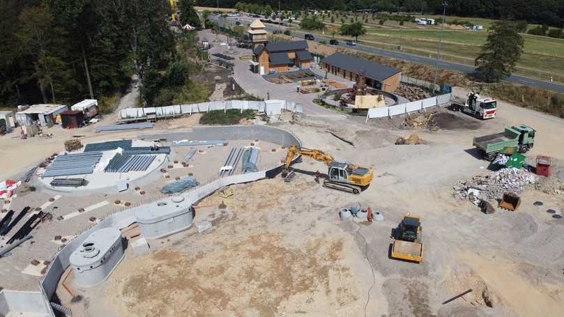 Ein Autokran hat die beiden jeweils rund 17,5 Tonnen schweren Elemente zuzüglich der 8 Tonnen schweren Abdeckplatten an Ort und Stelle versetzt. | Foto: Finger Baustoffe GmbH