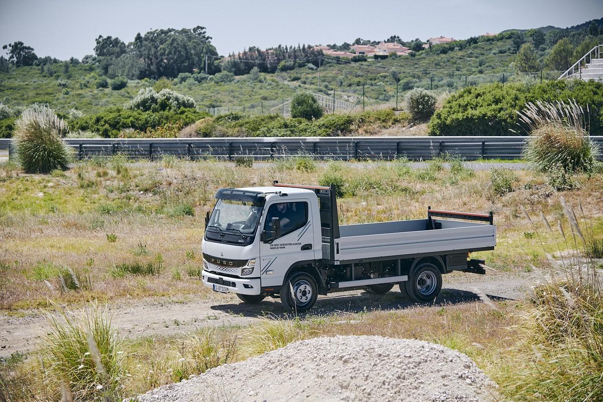 Als leichter Kipper stellt der Fuso eCanter 4C15e seine Qualitäten auf unbefestigtem Grund unter Beweis. | Foto: Daimler Truck