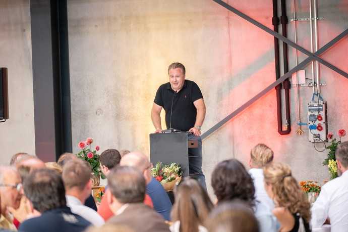 Handwerkerfest zur Einweihung: Florian F. Dingler, geschäftsführender Gesellschafter bei Meva, begrüßte rund 120 Gäste in Haiterbach. | Foto: Meva