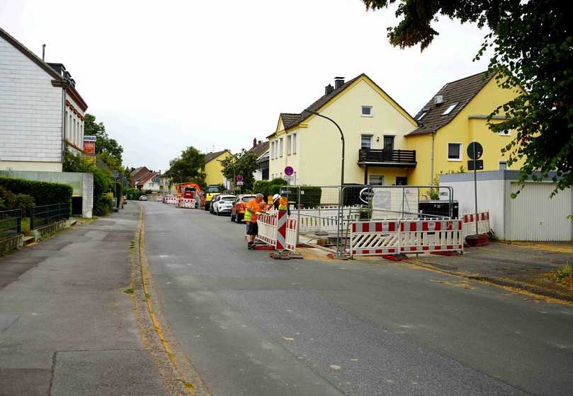 Dank des grabenlosen TIP-Verfahrens konnte der Kanal saniert werden, ohne dass die Straße großflächig gesperrt werden musste. Anwohner und Durchgangsverkehr wurden kaum beeinträchtigt und schützenswerte Bäume blieben erhalten. | Foto: Sanierungstechnik Dommel Dank des grabenlosen TIP-Verfahrens konnte der Kanal saniert werden, ohne dass die Straße großflächig gesperrt werden musste. Anwohner und Durchgangsverkehr wurden kaum beeinträchtigt und schützenswerte Bäume blieben erhalten. | Foto: Sanierungstechnik Dommel