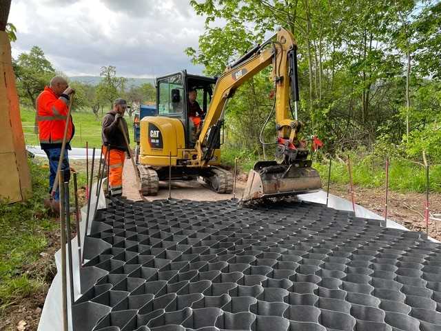 Die hochstabilen Terram Geozellen lassen sich bequem mit dem Bagger verfüllen. | Foto: Ecotrade Leipzig