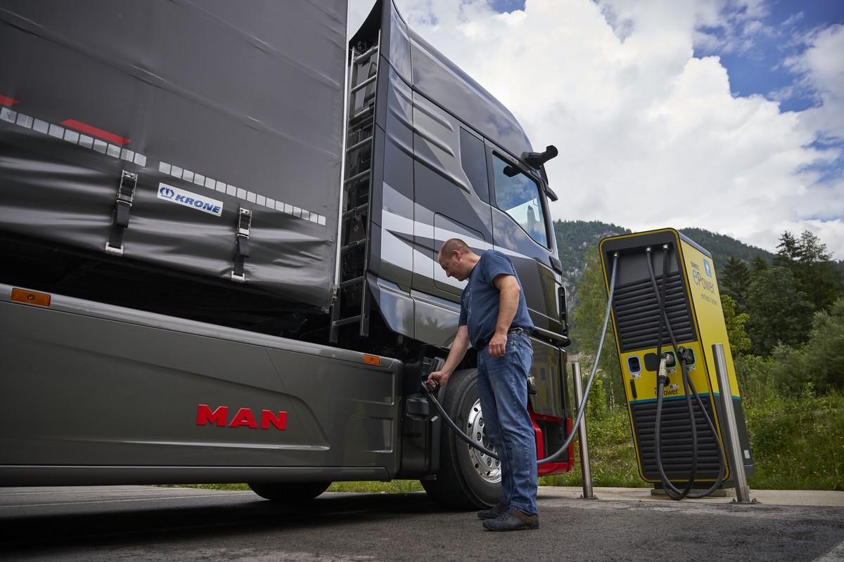 Ein ausreichendes Aufladen der Akku-Pakete soll später mit Megawattladestandard innerhalb der Lenkzeitpause möglich sein. | Foto: MAN Truck & Bus