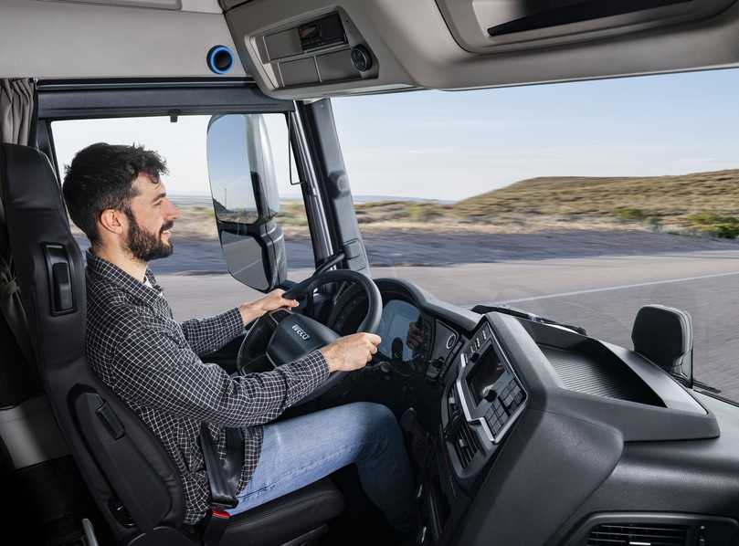 Mit Iveco Driver Pal kommuniziert der Fahrer per Sprachbefehl mit seinem Fahrzeug oder der Fahrer-Community. | Foto: ALDO_FERRERO