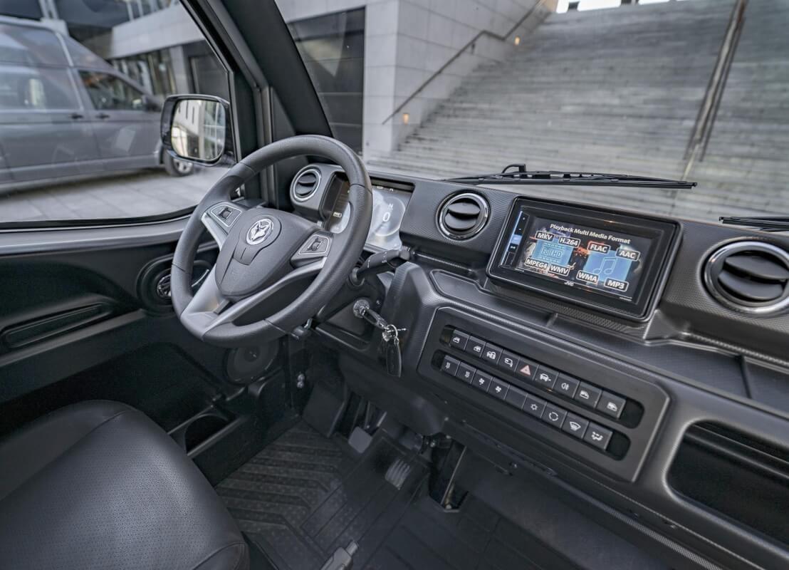 Die Fahrerkabine des neuen Elektro-Transporters auf dem deutschen Markt bietet mit Multifunktionslenkrad, einem 10-Zoll-Display zur Anzeige sämtlicher Funktionen und einem Multimediasystem PKW-ähnlichen Komfort.