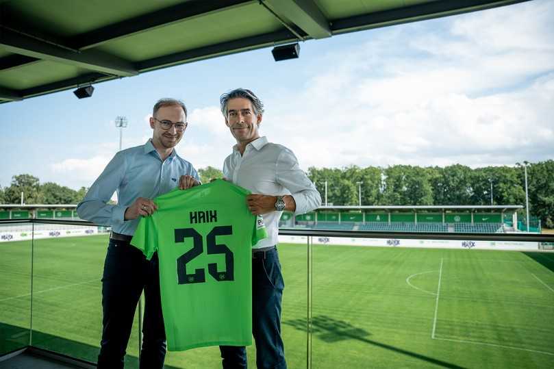 VfL-Geschäftsführer Michael Meeske (rechts) und Manuel Köppl, Leiter Internationale Marketingkommunikation bei Haix, haben eine Zusammenarbeit bis 2025 vereinbart. | Foto: VfL Wolfsburg