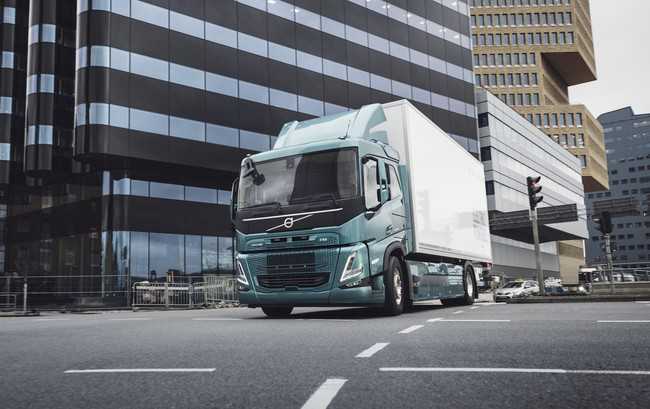 Der Volvo FM Electric für den Verteilerverkehr lässt sich mit zwei bis sechs Energiespeicher ausrüsten, die bis zu 300 km Reichweiten versprechen. | Foto: Volvo Trucks