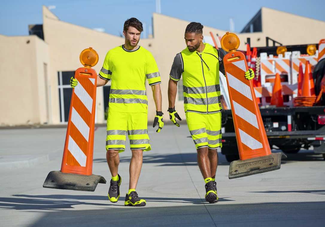 Warnkleidung mit UV- und Hitzeschutz: Atmungsaktive Workwear für den Sommer Warnkleidung mit UV- und Hitzeschutz: Atmungsaktive Workwear für den Sommer
