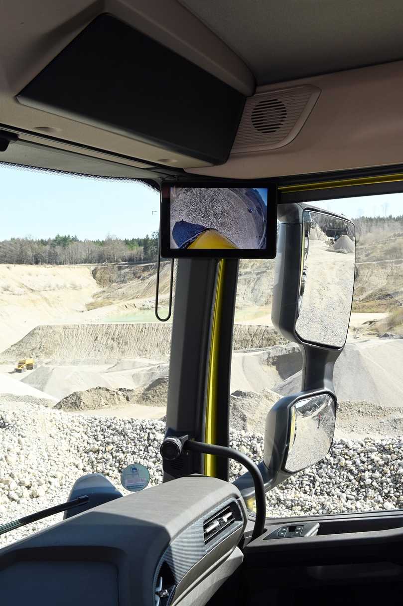 Klassische Rückspiegel bieten eine 3D-Ansicht nach hinten. Das DAF Corner View mit Monitoranzeige ersetzt Rampen- und Frontspiegel. | Foto: QUATEX