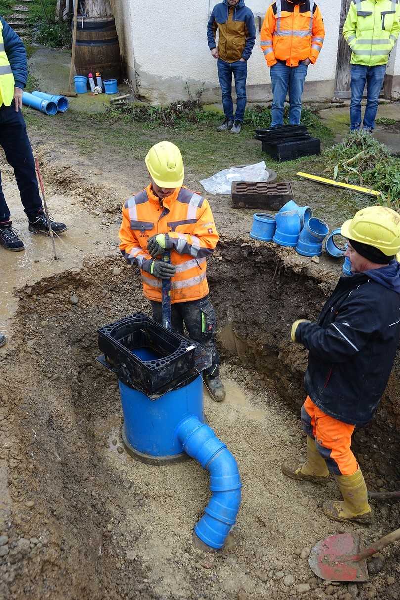 Nach der Ausrichtung des Unterteils wird die zweiteilige Konusplatte aus Guss aufgesetzt. Die im Unterteil der Konusplatte angebrachten Auflagebacken ermöglichen eine Anpassung an das Straßen-Längsgefälle. | Foto: Funke Kunststoffe