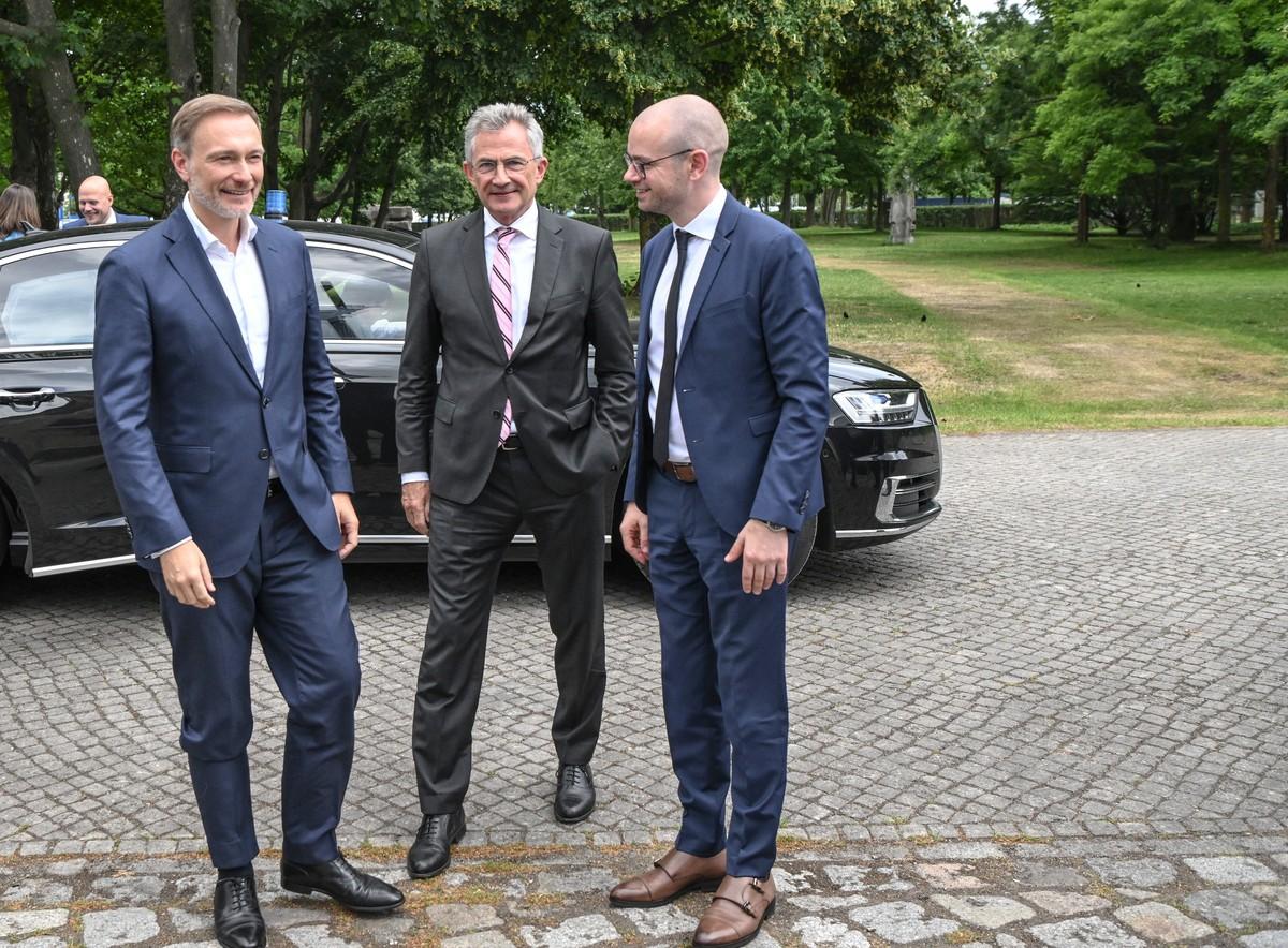 HDB-Präsident Peter Hübner (Mitte) und HDB-Hauptgeschäftsführer Tim-Oliver Müller (r.) begrüßen Finanzminister Christian Lindner zur Tagung am Tag der Bauindustrie 2024. | Foto: HDB/Maren Strehlau/O. Walterscheid